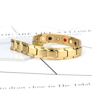 Détail du bracelet magnétique doré pour hommes avec pierres de thérapie colorées