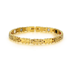 Dettaglio di un braccialetto magnetico in titanio placcato oro 18k con maglie a X