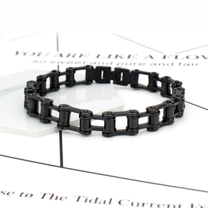 Dettaglio del bracciale a catena di bicicletta in acciaio inossidabile nero opaco e chiusura