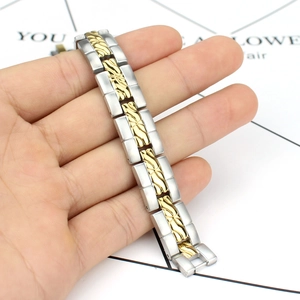 Detailansicht eines zweifarbigen Edelstahl-Magnetarmbands mit gold-silbernen Gliedern