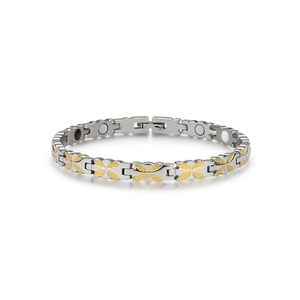 Dettaglio del bracciale magnetico con rilievo a farfalla dorata e pietre terapeutiche