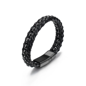 Détail d'un bracelet en cuir tressé noir avec un fermoir métallique noir brillant