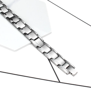 Détail d'un bracelet à maillons en métal argenté mat avec fermoir pliant et fini brossé