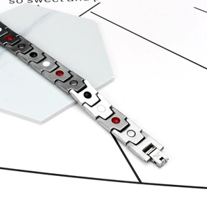 Détail du bracelet pour homme en acier inoxydable doré avec pierres de magnétothérapie