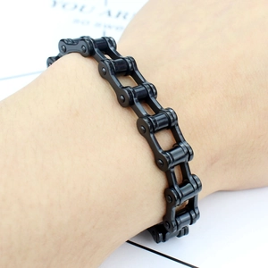 Bracciale da uomo a catena di bicicletta nero in acciaio inossidabile opaco sul polso