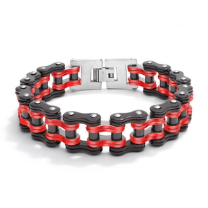 Détails macro du bracelet chaîne de vélo avec maillons en acier inoxydable noir et rouge