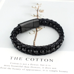 Bracelet pour homme en cuir tressé noir avec fermoir magnétique sur fond blanc