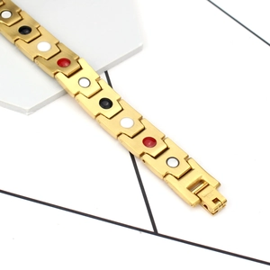 Détail du bracelet magnétique en acier inoxydable doré avec pierres thérapeutiques colorées