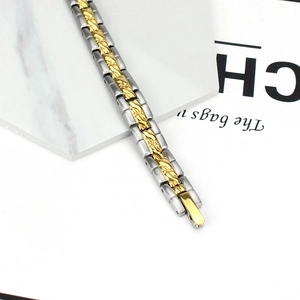 Makroansicht des zweifarbigen Gliederarmbands in Gold und Silber mit Metallstruktur