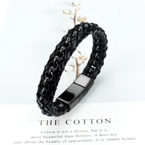 Bracelet tressé en cuir noir pour homme avec fermoir magnétique en acier sur fond blanc