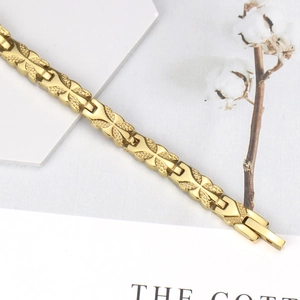 Dettaglio del bracciale in titanio placcato oro 18k con maglie a farfalla e magneti per la salute