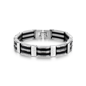 Detail eines Herren-Silikonarmbands mit gravierten Stahlakzenten und Klappverschluss