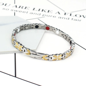 Bracciale magnetico da donna in titanio placcato oro 18 carats con motivi a farfalla eleganti