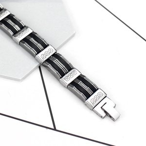 Herren Armband mit silbernen Edelstahlelementen und schwarzen Silikonstreifen Texturen