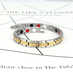 Detail eines zweifarbigen Magnettherapie-Armbands aus Edelstahl mit Gravurmustern