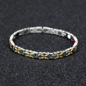 Dettaglio del bracciale in acciaio titanio con farfalla e magneti curativi