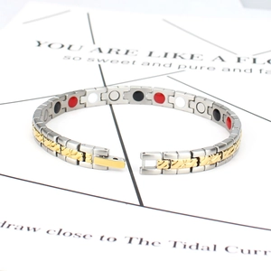 Detailaufnahme des zweifarbigen Magnetarmbands mit Therapiemagneten und Klappverschluss für Herren