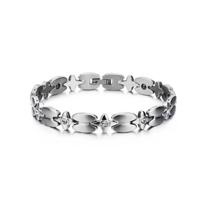 Détail macro du fermoir du bracelet en acier inoxydable avec marquage du matériau
