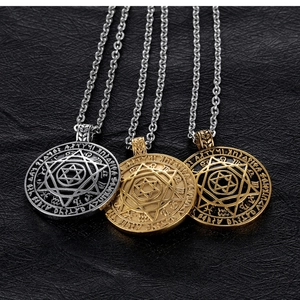 Détails de pendentifs hexagrammes disponibles en coloris argent, or et noir-doré