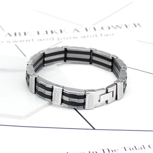 Herren Armband aus Edelstahl mit schwarzen Silikonstreifen und X-Muster Gravur