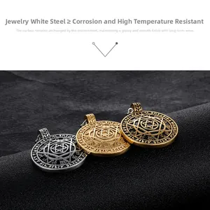 Détail de pendentifs hexagrammes en argent, or et bronze sur fond de cuir noir