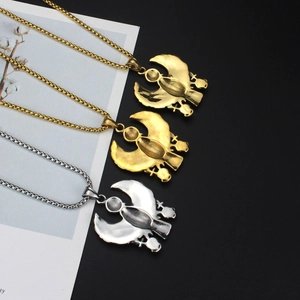 Makroansicht von Ankh Ägyptischen Adler Kreuzanhängern in Gold und Silber mit feinen Ketten
