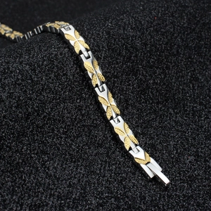 Dettaglio del bracciale bicolore in titanio placcato oro 18k con maglie a trama a farfalla