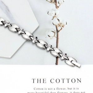Bracelet élégant en acier titane argenté avec croix sertie de zircons cubiques