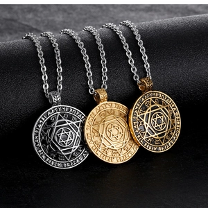 Détails de pendentifs hexagramme en finitions argentée, dorée et noire rétro