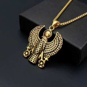 Goldener Ankh Horus Adler Anhänger auf Schmuckbox mit Edelstahlkette im ägyptischen Stil