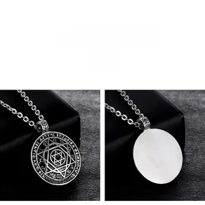 Vue détaillée du pendentif hexagramme argenté vintage avec symboles et finition en métal brossé