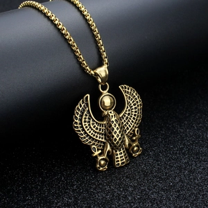 Detailaufnahme der Horus-Falken-Halskette mit Ankh-Symbol in goldener Ausführung