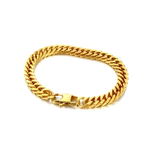 Bracelet gourmette pour homme en or poli avec fermoir de sécurité sur fond blanc