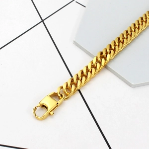 Détail macro du bracelet gourmette en or poli avec un fermoir mousqueton sécurisé