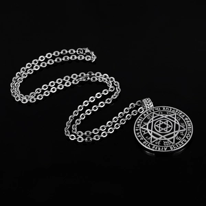 Collier vintage en acier inoxydable avec pendentif hexagramme sur fond noir