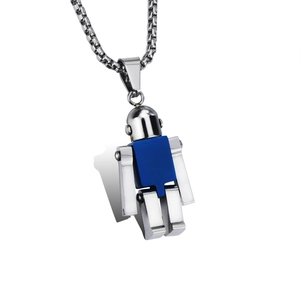 Vue détaillée du pendentif robot en acier avec insert bleu et membres articulés