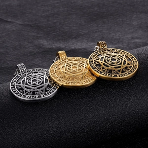 Pendentifs hexagrammes vintage en acier doré et argenté sur fond en cuir noir