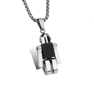 Détail d'un pendentif robot en acier inoxydable avec une chaîne à mailles carrées