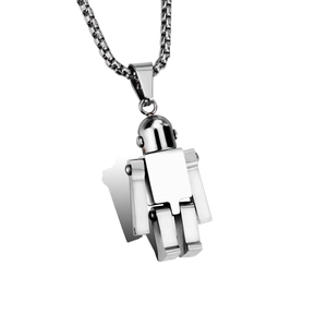 Détail macro du pendentif robot articulé en acier inoxydable avec finition polie