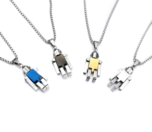 Quatre colliers robot en acier inoxydable en bleu, noir, or et argent sur chaînes