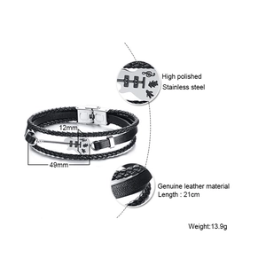 Détail d'un bracelet en cuir noir tressé avec ornement en forme de guitare en acier
