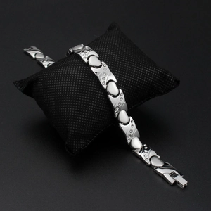 Bracciale a cuore in acciaio inossidabile argento lucido con zirconi su cuscino display
