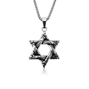 Détail du pendentif hexagramme argenté avec gravures de vigne et chaîne à mailles