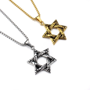 Vue détaillée des pendentifs hexagrammes or et argent avec texture vintage sur acier inox