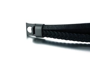 Gros plan détaillé du bracelet tressé à trois rangs en cuir noir pour homme avec fermoir mat