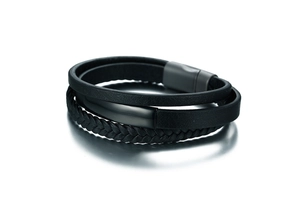 Détail d'un bracelet multicouche en cuir noir avec fermoir magnétique et tressage