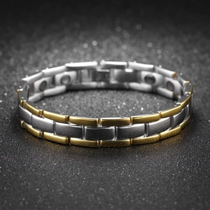 Bracelet de santé magnétique pour hommes bicolore or et acier sur socle sombre