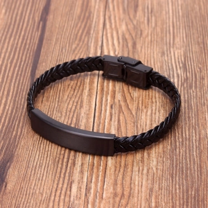 Détail d'un bracelet en cuir tressé noir avec un fermoir magnétique en métal mat noir