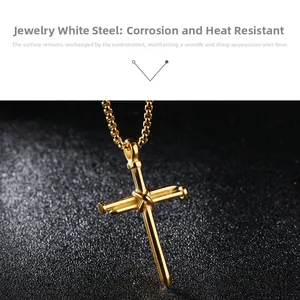 Vue détaillée du pendentif croix dorée design clous et sa chaîne sur fond noir texturé