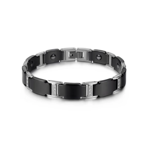 Détail du bracelet pour homme en céramique noire et acier inoxydable avec zircons cubiques